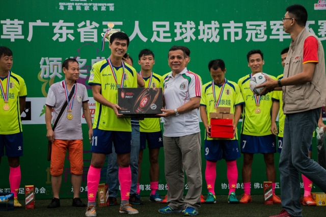 周琦伤退徐杰24分王哲林25+6 上海险胜广东